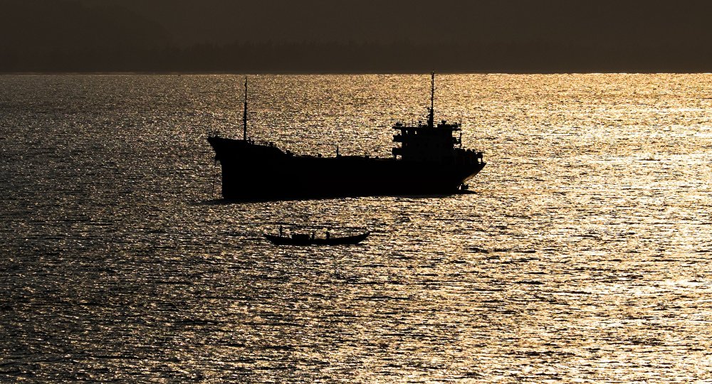 Экипаж российского танкера, задержанного в Ливии, перевезли в Мисрату