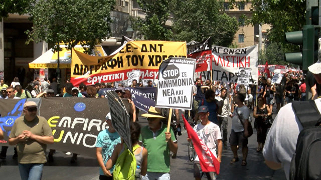 Тысячи людей протестовали в Афинах против соглашения с еврокредиторами