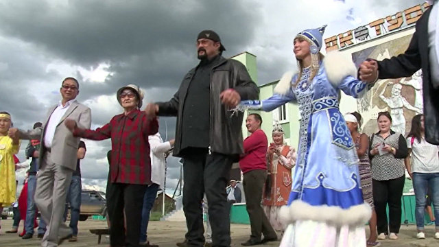 Я российский монгол, и я русский: Стивен Сигал приехал в Якутию