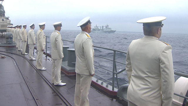 Моряки наблюдали за парадом кораблей РФ и КНР во Владивостоке