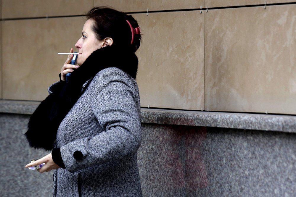 Ученые: женщины начинают курить после родов из-за стресса