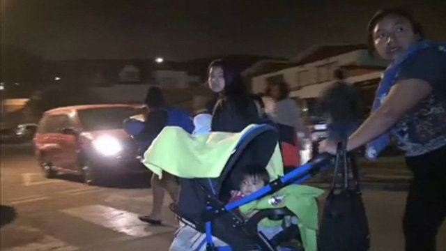 Люди с детьми и животными покинули дома после землетрясения в Чили