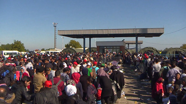 Беженцы выстроились в очередь перед временным лагерем в Хорватии