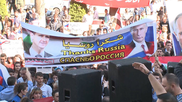 Сирийцы с портретами Путина и Асада танцевали на митинге
