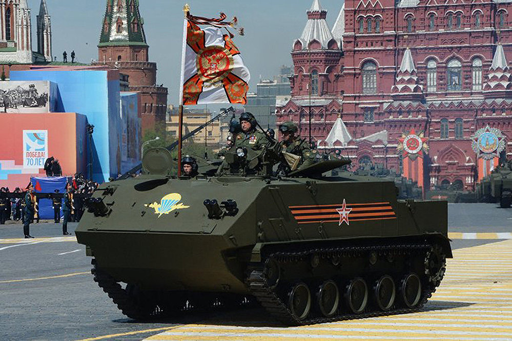 Путин призвал быстрее обеспечить производство новых вооружений с парада