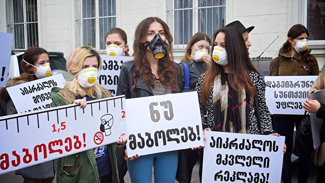 Студенты в противогазах требовали ограничить продажу сигарет в Грузии