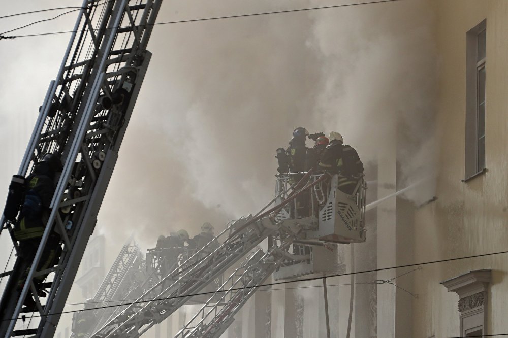 Огонь в горящем здании Минобороны в центре Москвы перекинулся на крышу