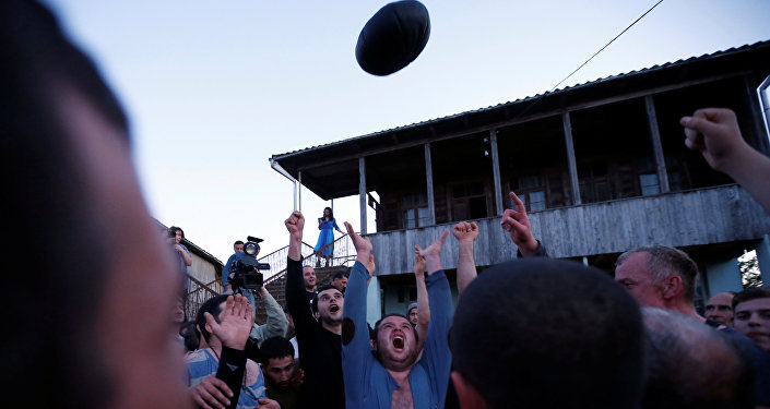 Борьба за мяч в ходе игры в лело в селе Шухути