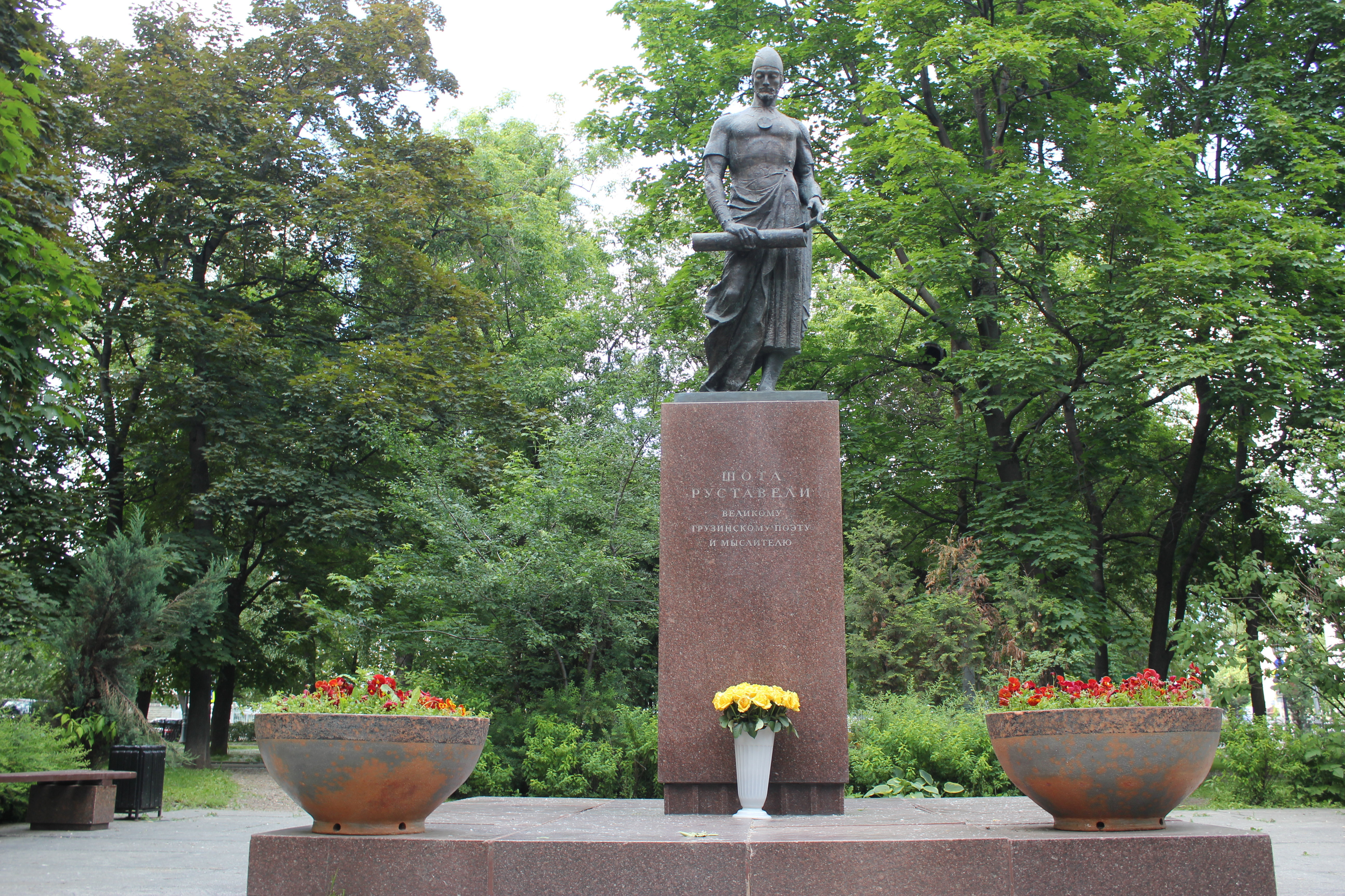 Памятник Шота Руставели в Георгиевском сквере в Москве