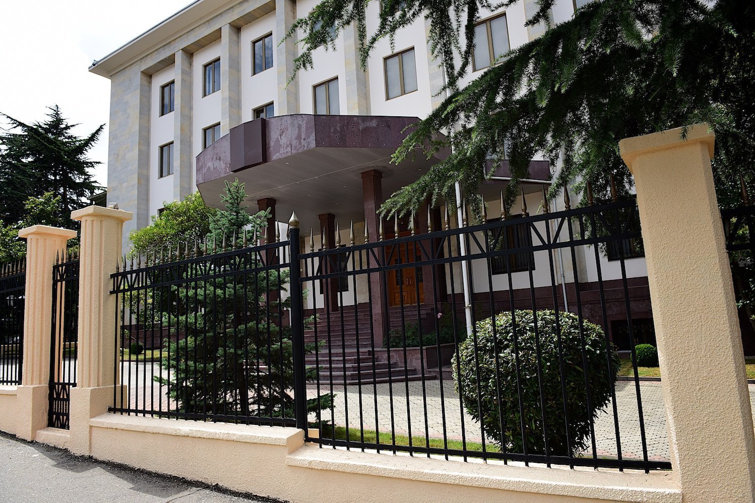 Здание секции российских интересов при посольстве Швейцарии в Грузии, где проходила встреча главы секции Вадима Горелова с жителями Грузии.