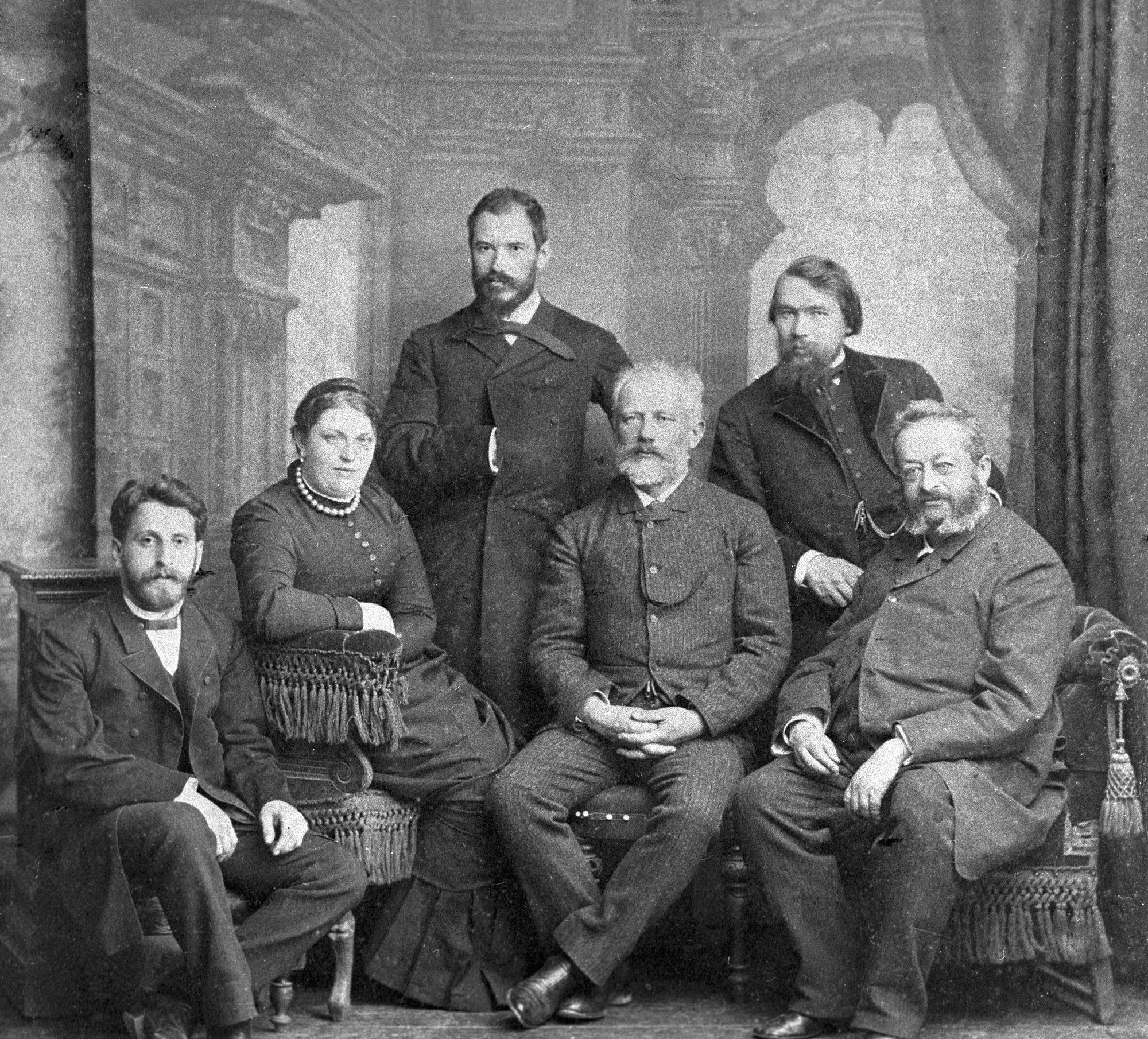 Композитор Петр Чайковский (второй справа на первом плане) среди педагогов Тифлисского музыкального училища. 1887-й год