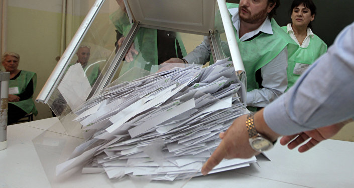 Члены избирательной администрации после выборов на одном из участков подсчитывают голоса