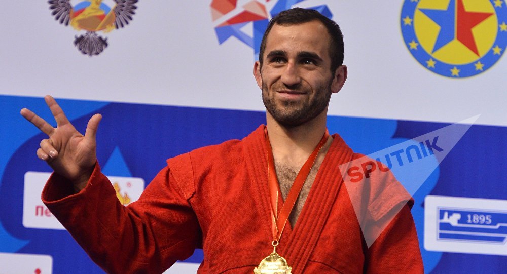 Вахтанг Чидрашвили (Грузия), завоевавший золотую медаль на чемпионате Европы по самбо в Казани в весовой категории до 57 кг, на церемонии награждения