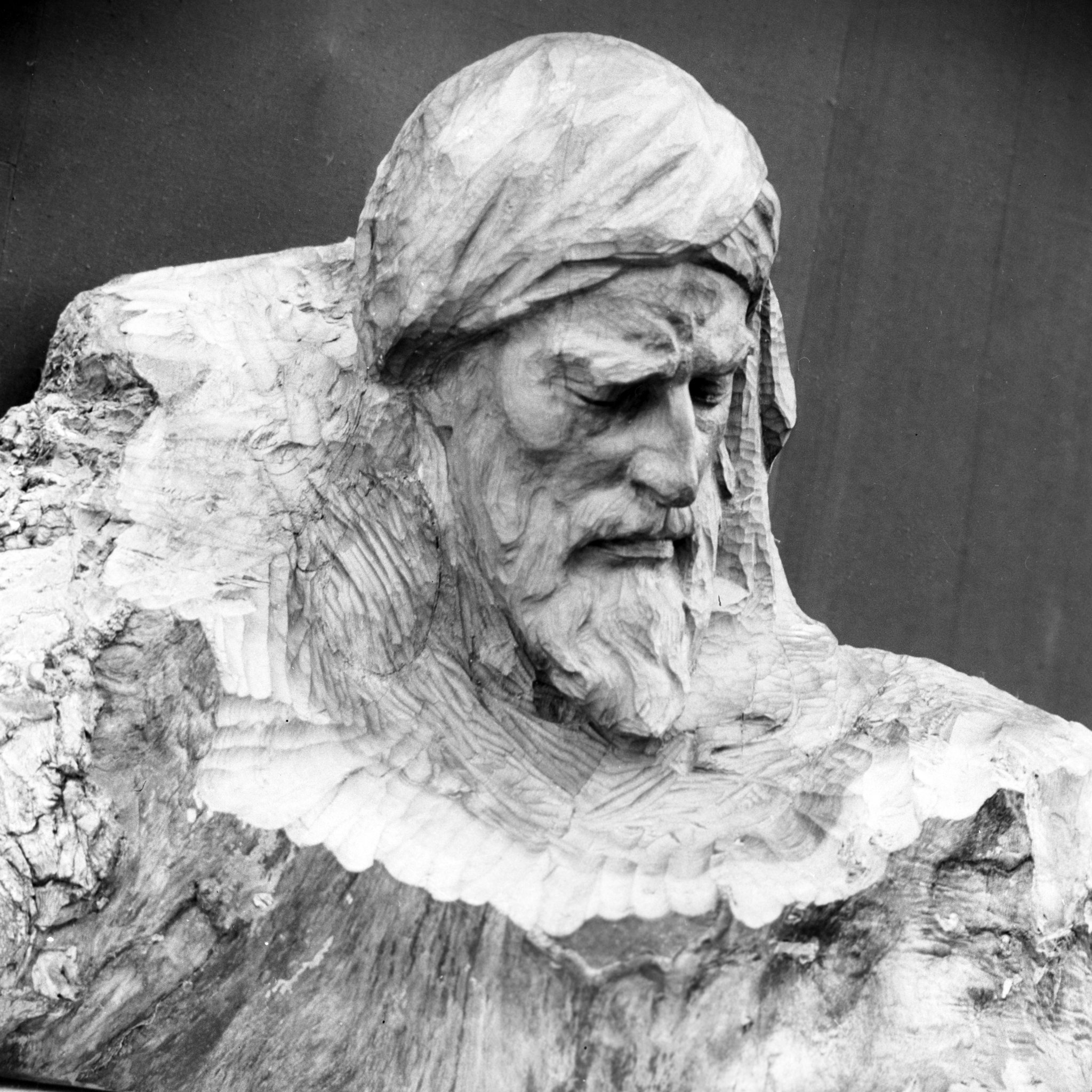 Скульптурный портрет поэта Хагани Ширвани Горхмаза Суджаддинова Скульптурный портрет поэта Хагани Ширвани Горхмаза Суджаддинова