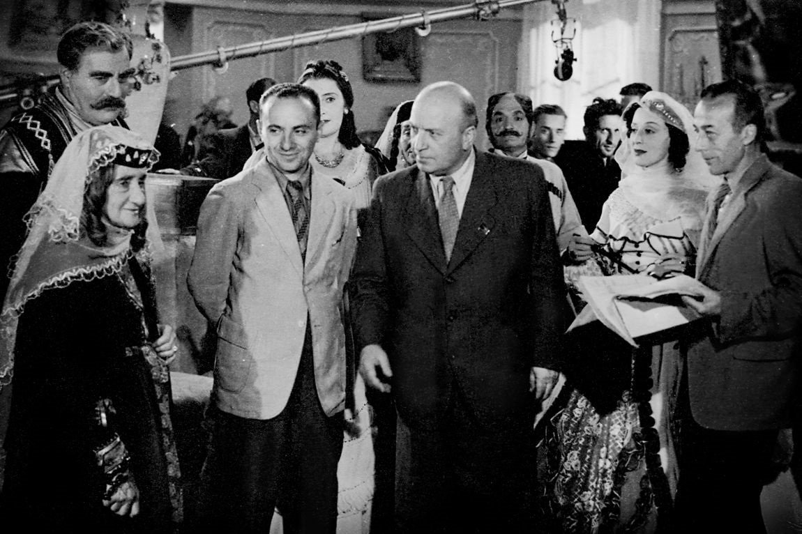 ელისაბედ ჩერქეზიშვილი, შალვა ღამბაშიძე, ვახტანგ ტაბლიაშვილი, მიხეილ ჭიაურელი, ვერიკო ანჯაფარიძე - ფილმ ქეთო და კოტეს გადასაღებ მოედანზე ელისაბედ ჩერქეზიშვილი, შალვა ღამბაშიძე, ვახტანგ ტაბლიაშვილი, მიხეილ ჭიაურელი, ვერიკო ანჯაფარიძე - ფილმ ქეთო და კოტეს გადასაღებ მოედანზე