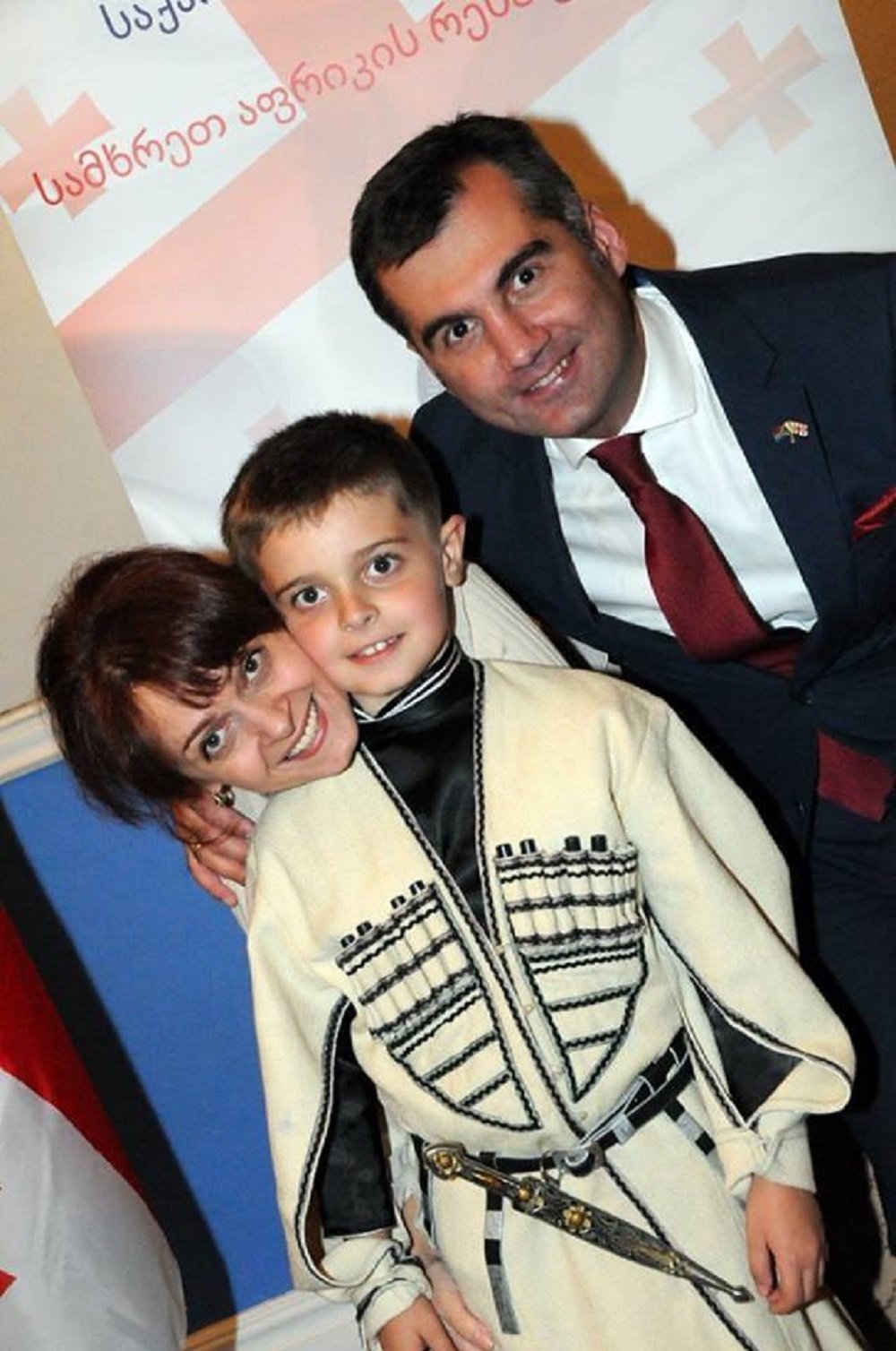 მეუღლესთან და ვაჟთან ერთად მეუღლესთან და ვაჟთან ერთად