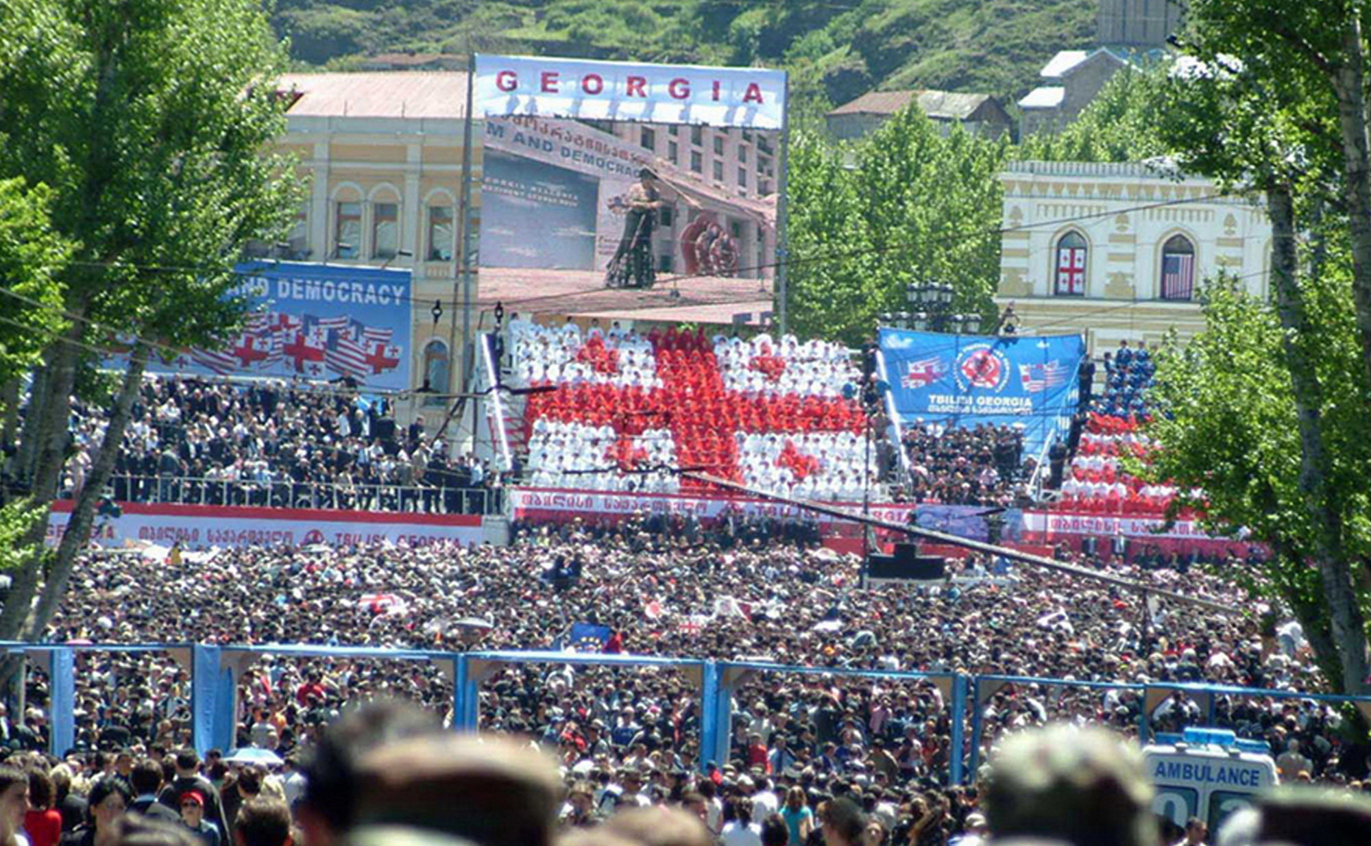 თავისუფლების მოედანზე, სადაც ჯორჯ ბუში სიტყვით გამოვიდა, უამრავმა ადამიანმა მოიყარა თავი თავისუფლების მოედანზე, სადაც ჯორჯ ბუში სიტყვით გამოვიდა, უამრავმა ადამიანმა მოიყარა თავი