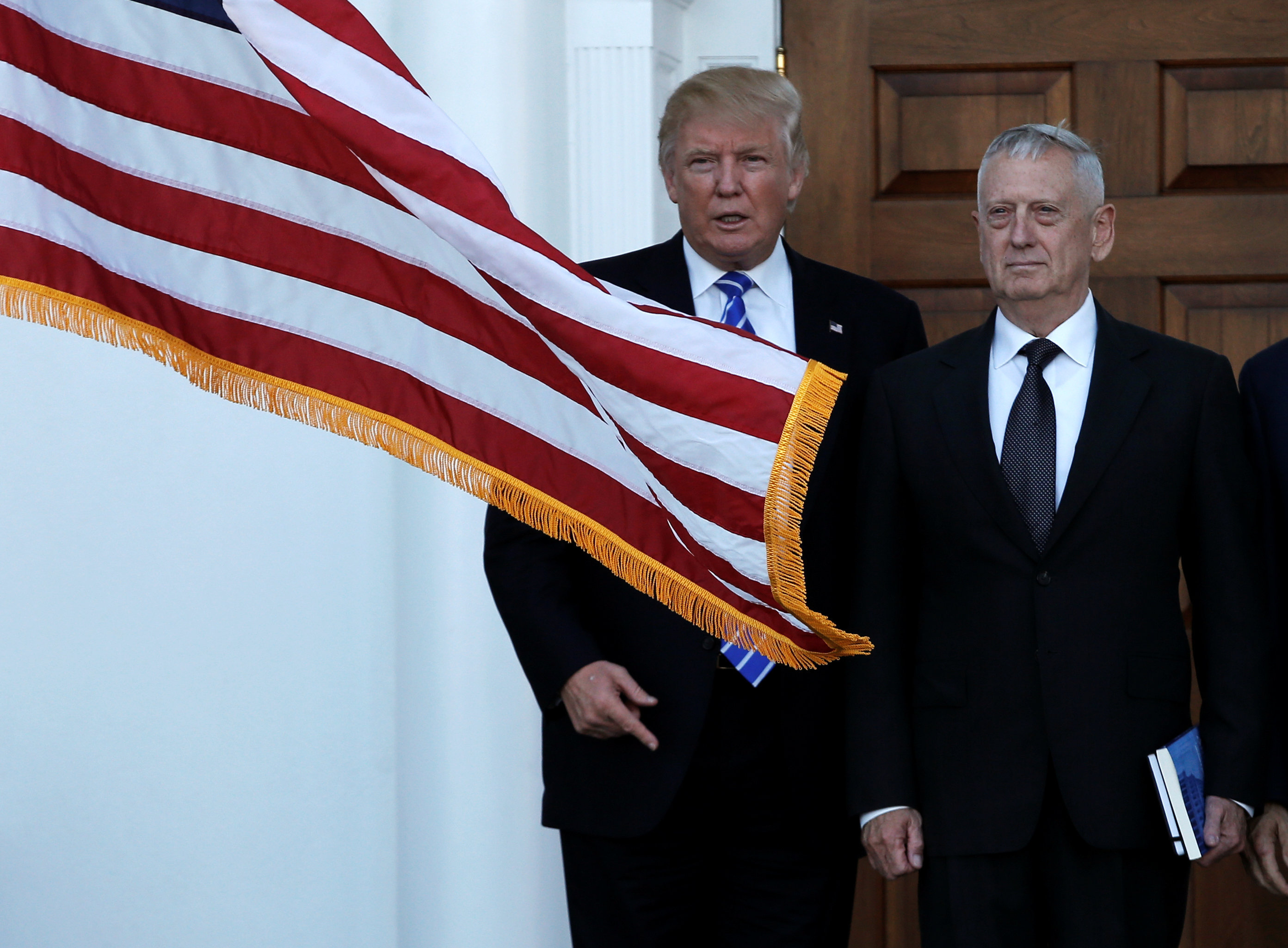 Избранный президент США Дональд Трамп приветствует отставного генерала морской пехоты Джеймса Маттиса в Бедминстере, Нью Джерси Избранный президент США Дональд Трамп приветствует отставного генерала морской пехоты Джеймса Маттиса в Бедминстере, Нью Джерси
