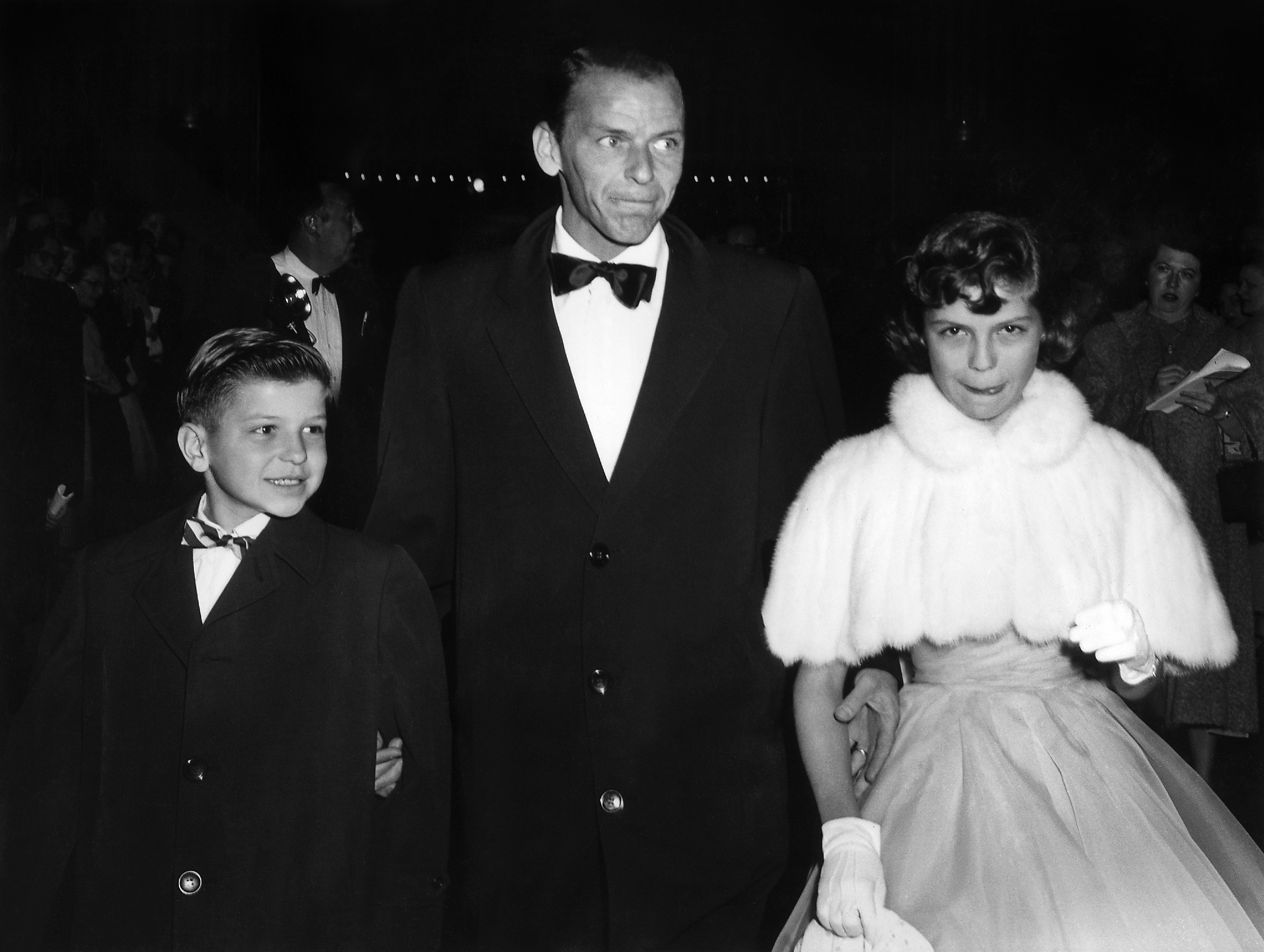 Фрэнк Синатра со своими детьми Фрэнком младшим и Нэнси в Голливуде, 1954 год