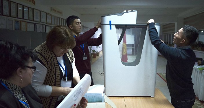Подсчет голосов на избирательном участке после референдума о внесении изменений в конституцию Киргизии