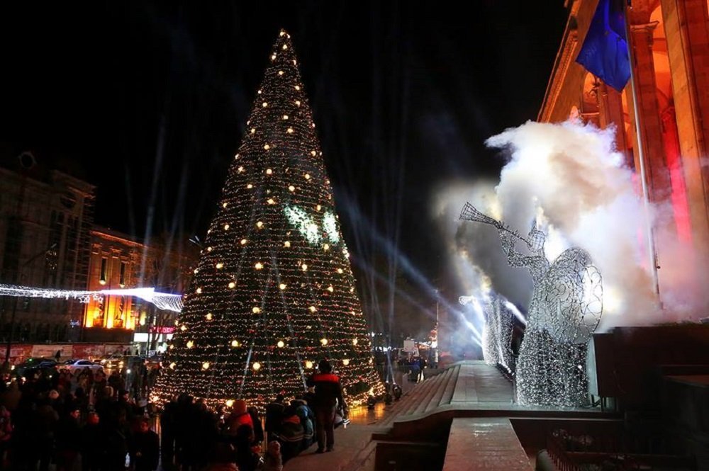 თბილისის მთავარი ნაძვის ხე აინთო თბილისის მთავარი ნაძვის ხე აინთო