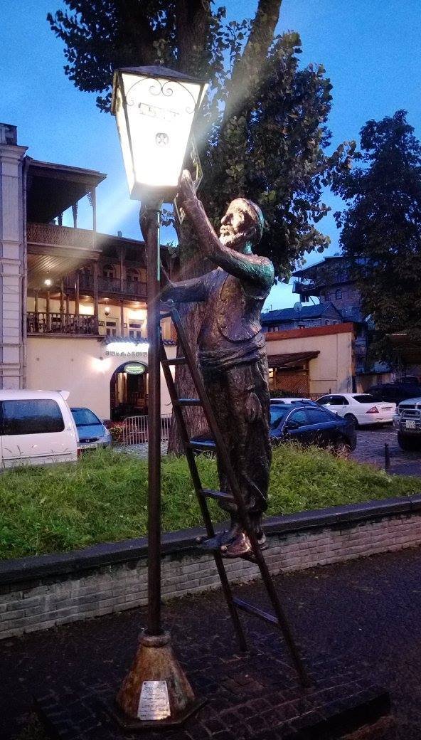 მართლაც წარუშლელი შთაბეჭდილება ჩემზე მაინც მელამპიონის სკულპტურამ მოახდინა, რომელიც ბინდშემოწოლილი ქალაქის ქუჩებში ლამპიონებს ანთებს მართლაც წარუშლელი შთაბეჭდილება ჩემზე მაინც მელამპიონის სკულპტურამ მოახდინა, რომელიც ბინდშემოწოლილი ქალაქის ქუჩებში ლამპიონებს ანთებს