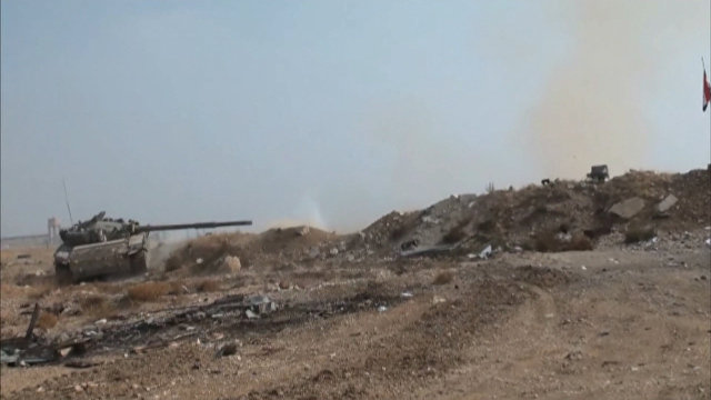 სირიის არმიის შეტევა ბოევიკებზე დამასკის გარეუბანში. ბრძოლის კადრები