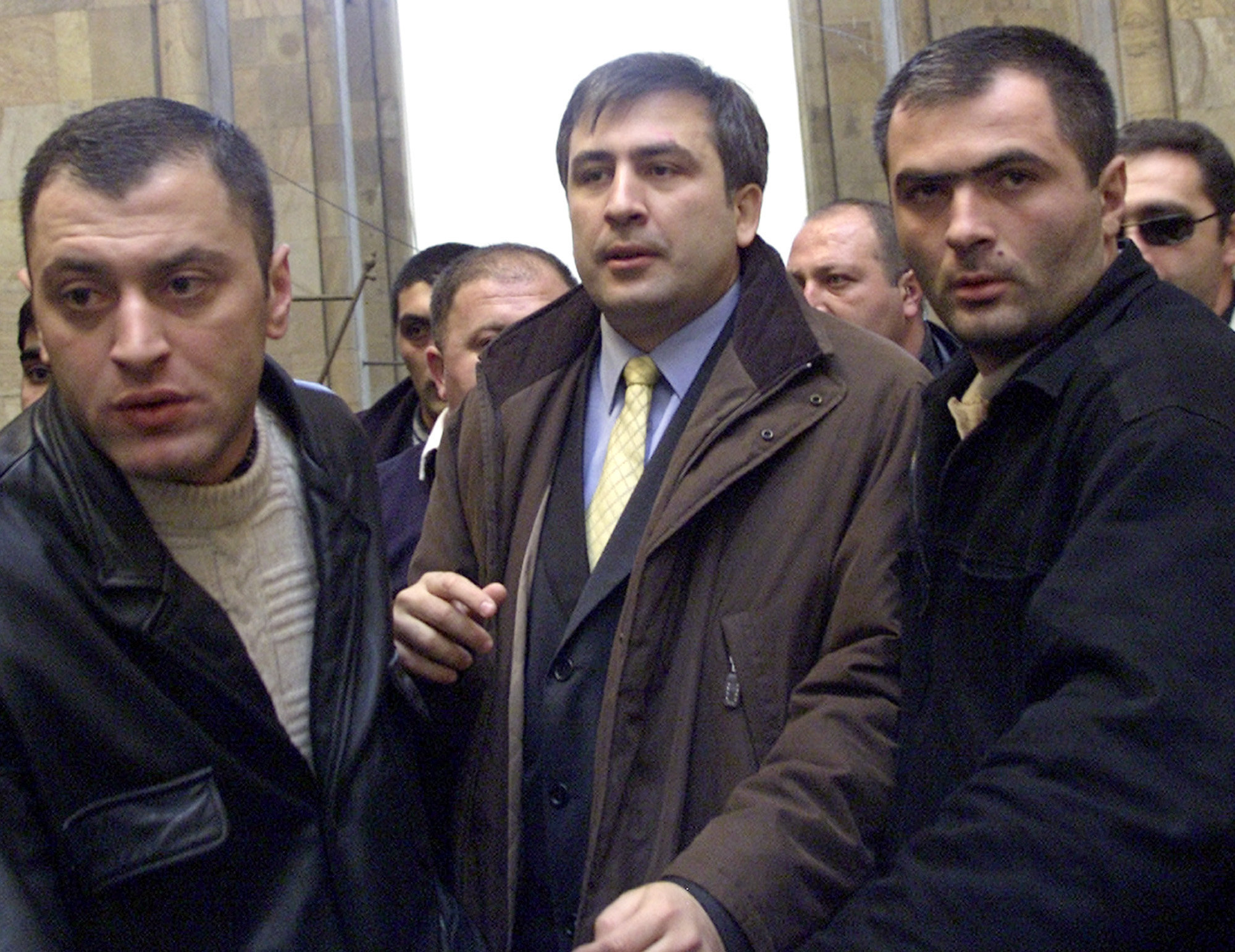 Михаил Саакашвили в сопровождении охраны входит в здание парламента Грузии, 23 ноября 2003 года Михаил Саакашвили в сопровождении охраны входит в здание парламента Грузии, 23 ноября 2003 года