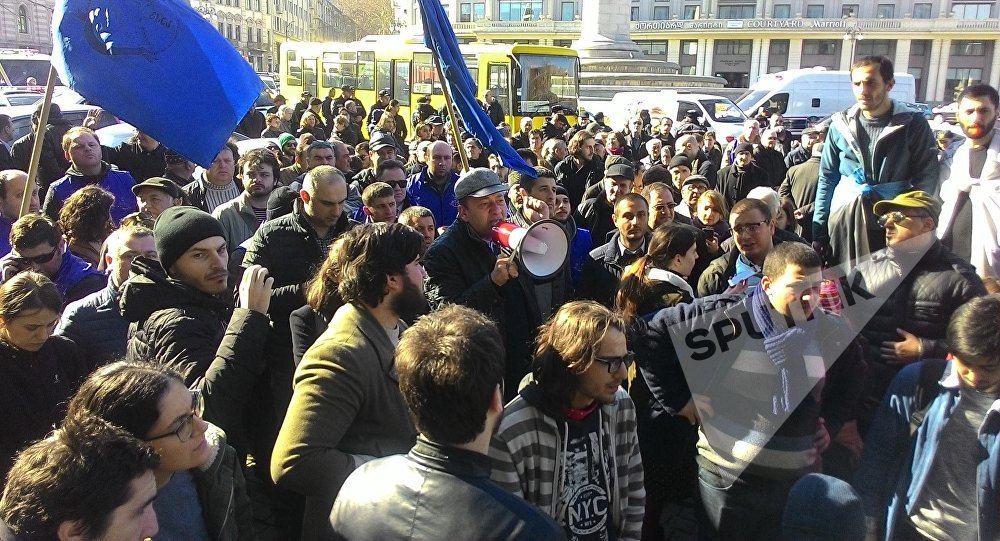 Акция протеста около здания Банка Грузии