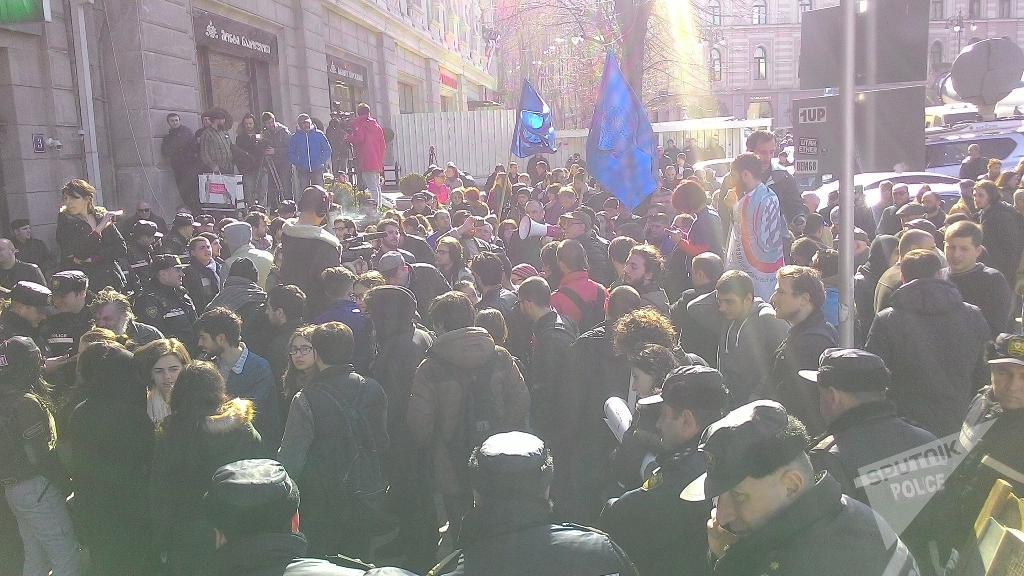 Акция протеста у здания Банка Грузии