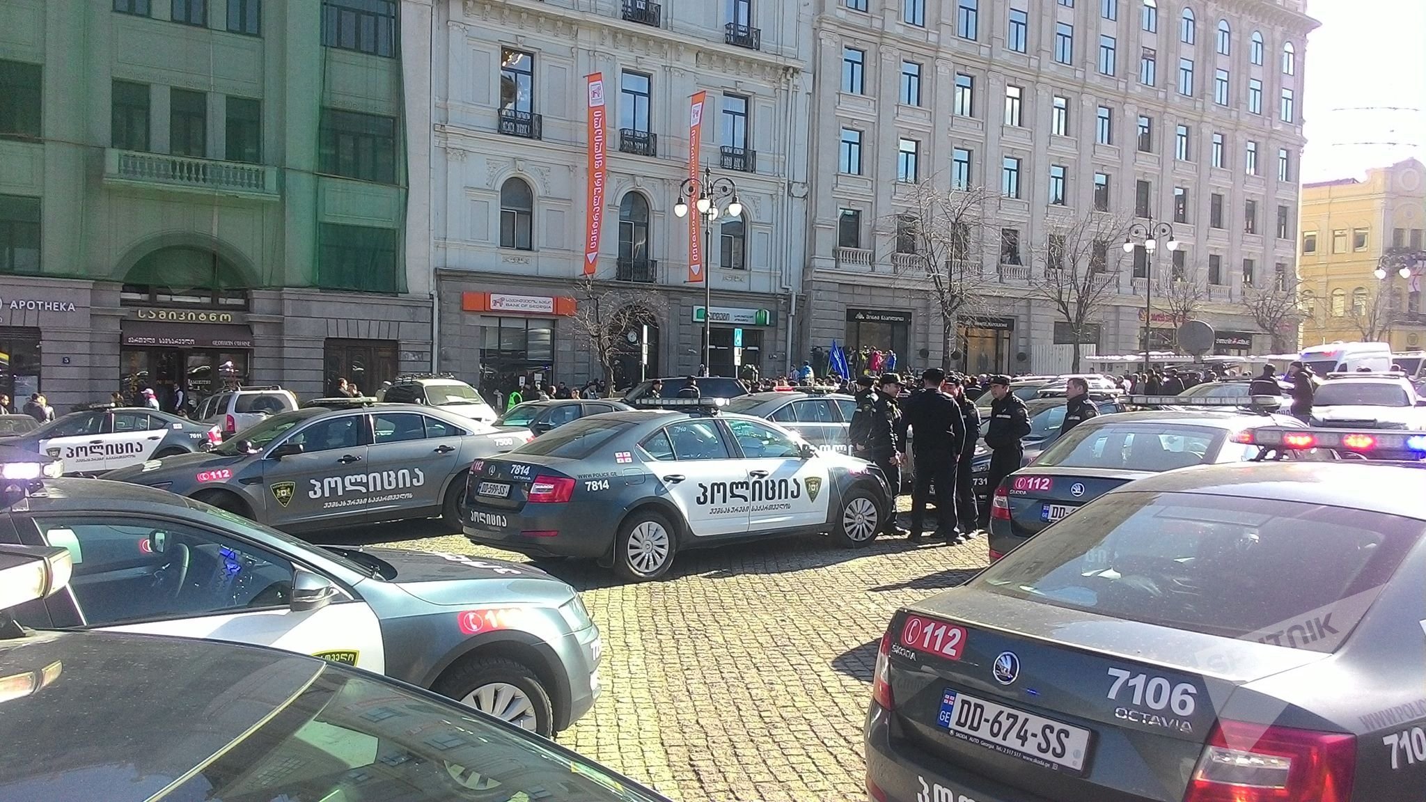 Экипажи патрульной полиции, вызванные к месту проведения акции протеста у здания Банка Грузии