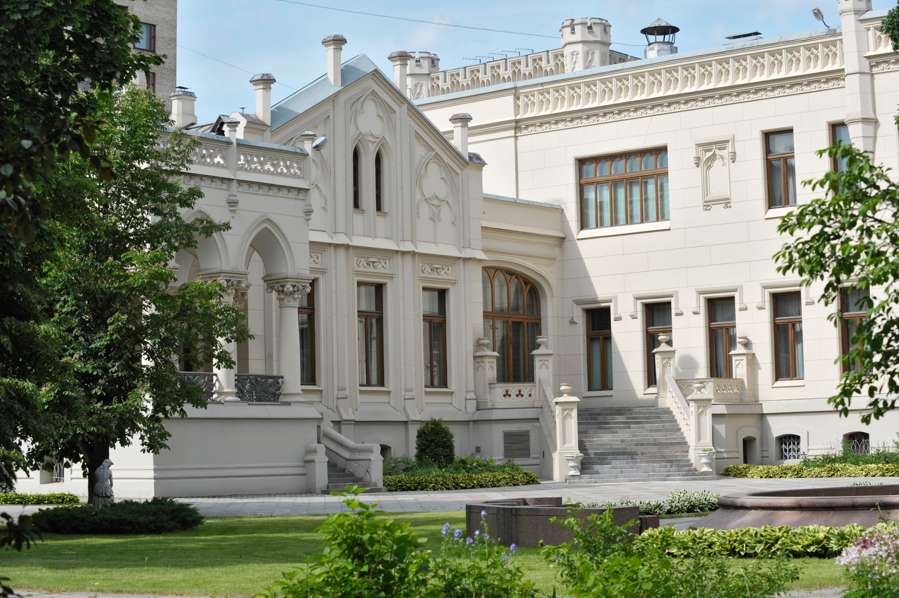 სავა მოროზოვის ყოფილი სახლი სპირიდონოვკაზე. ამჟამად ამ სახლში ოფიციალურ მიღებებს მართავს რუსეთის საგარეო საქმეთა სამინისტრო. სავა მოროზოვის ყოფილი სახლი სპირიდონოვკაზე. ამჟამად ამ სახლში ოფიციალურ მიღებებს მართავს რუსეთის საგარეო საქმეთა სამინისტრო.