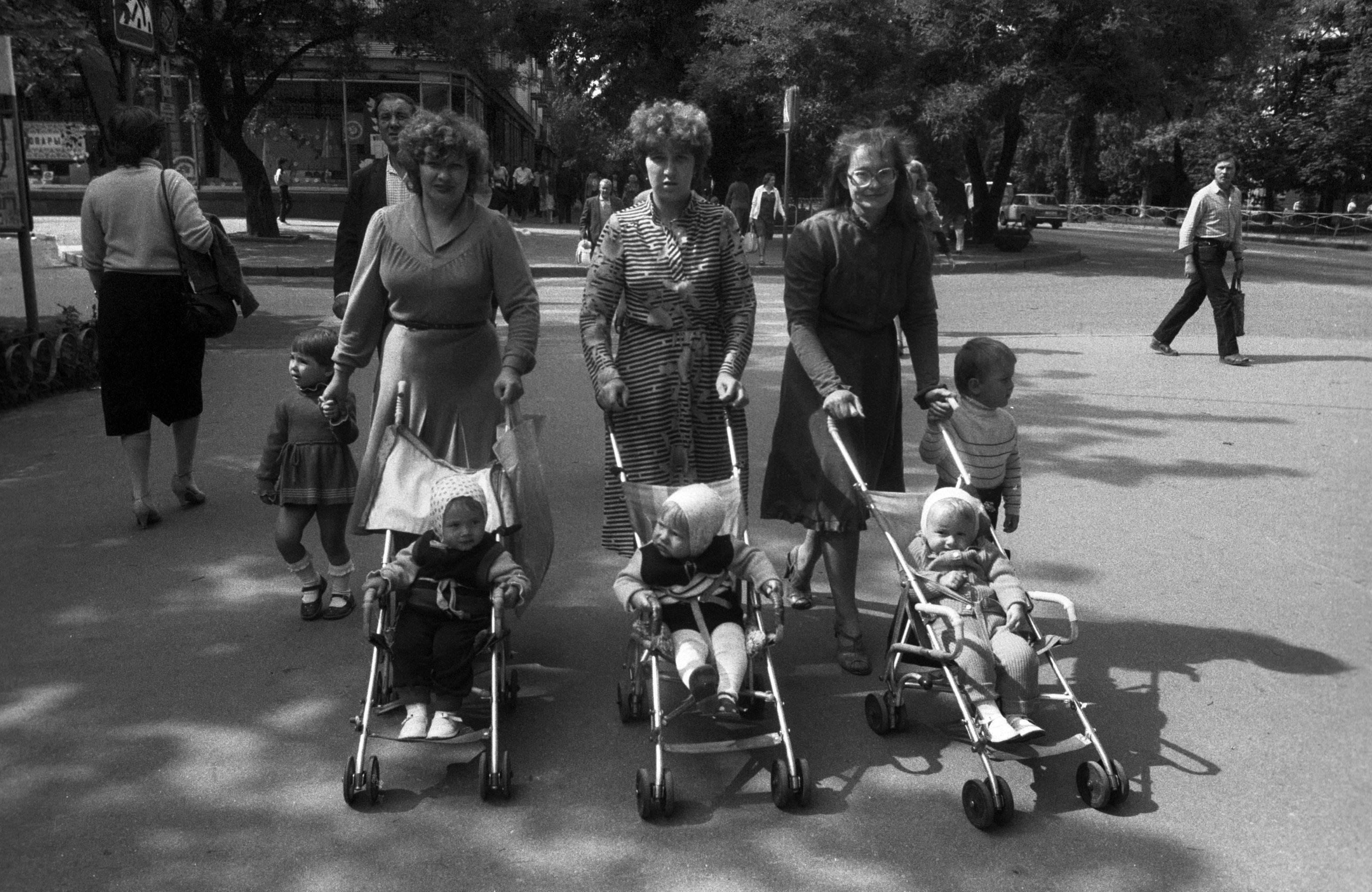 Мамы с детскими колясками 60х 70х
