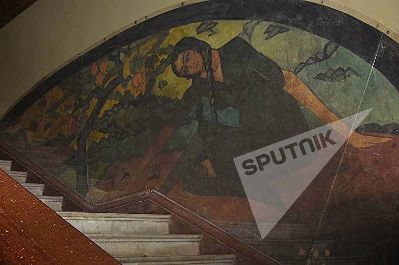 Рисунки и фрески на стенах внутренних помещений в театре Руставели Рисунки и фрески на стенах внутренних помещений в театре Руставели