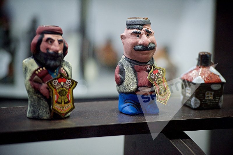 Подарочная грузинская чача в оригинальных бутылочках в форме фигурок грузин в национальной одежде Подарочная грузинская чача в оригинальных бутылочках в форме фигурок грузин в национальной одежде