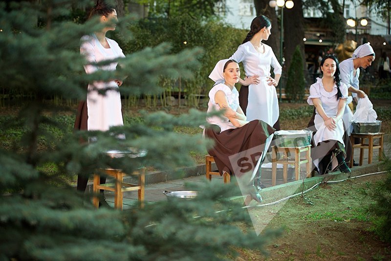 Перформанс в честь Софико Чиаурели на открытии Недели моды Перформанс в честь Софико Чиаурели на открытии Недели моды