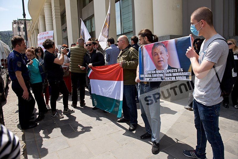 Акция сторонников премьер-министра Венгрии и противников процесса глобализации Акция сторонников премьер-министра Венгрии и противников процесса глобализации