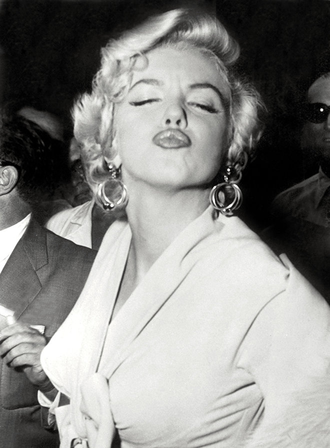 Американская актриса Мэрилин Монро позирует перед фотографами, 1954 Американская актриса Мэрилин Монро позирует перед фотографами, 1954