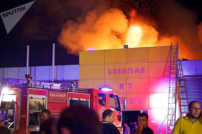 Пожар в торговом центре автомобильных масел, запчастей и аксессуаров на рынке Элиава Пожар в торговом центре автомобильных масел, запчастей и аксессуаров на рынке Элиава