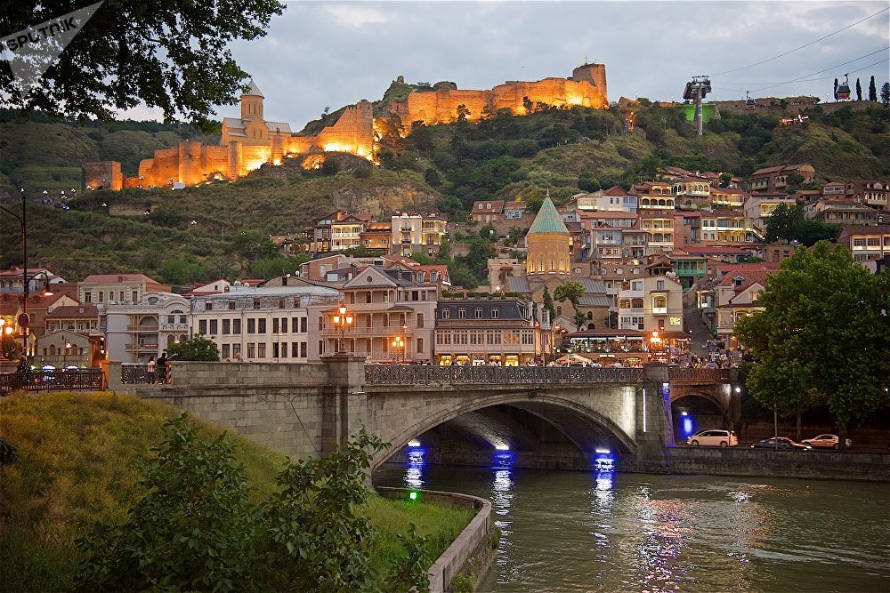 Вечерний вид на исторический центр города Тбилиси и Метехский мост