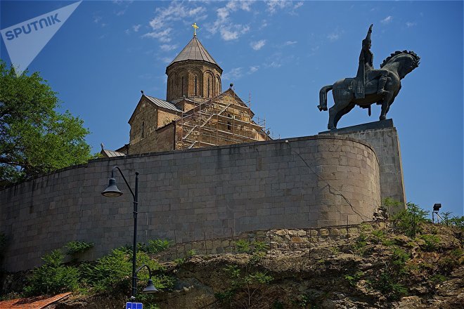 Тбилиси - Метехская церковь и памятник Вахтангу Горгасали Тбилиси - Метехская церковь и памятник Вахтангу Горгасали