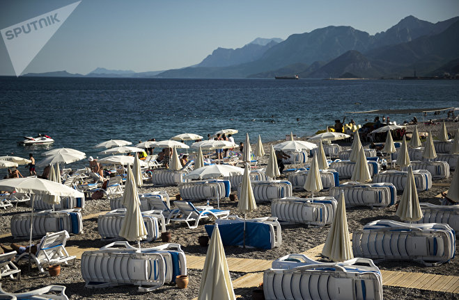 Шезлонги на пляже курорта Кемер в Турции