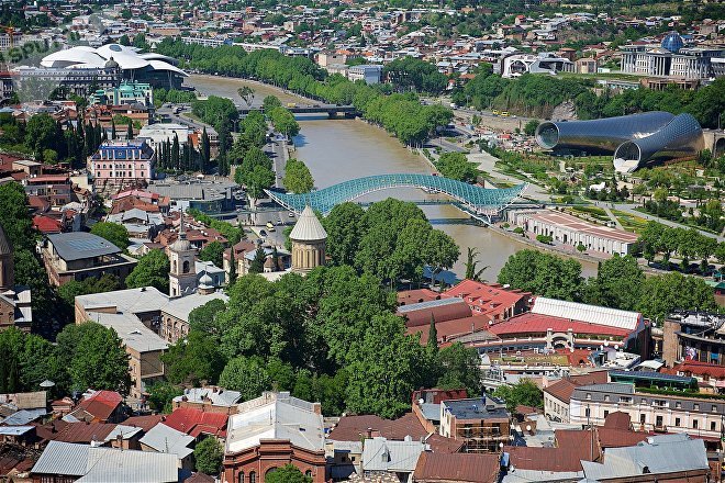 Вид на центр Тбилиси - мост Мира, собор Сиони, новый концертный зал и парк Рике Вид на центр Тбилиси - мост Мира, собор Сиони, новый концертный зал и парк Рике