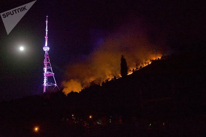 Пожар на горе Мтацминда был хорошо виден из любой точки грузинской столицы Пожар на горе Мтацминда был хорошо виден из любой точки грузинской столицы