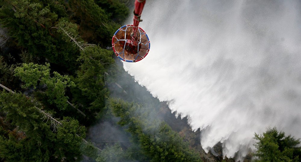 Тушение лесного пожара с помощью вертолета Ми-8 пограничной службы МВД Грузии
