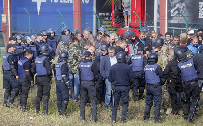 Люди, которые собираются протестовать против приезда Михаила Саакашвили, окружены полицией на контрольно-пропускном пункте Краковец Люди, которые собираются протестовать против приезда Михаила Саакашвили, окружены полицией на контрольно-пропускном пункте Краковец