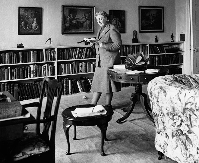 Английская писательница Агата Кристи за чтением книг у себя дома в Девоншире, 1946 год Английская писательница Агата Кристи за чтением книг у себя дома в Девоншире, 1946 год
