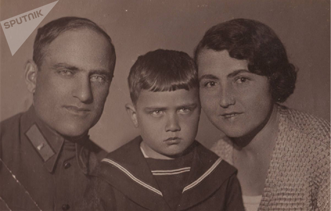 С родителями – Константином Николаевичем и Ксенией Платоновной Мамардашвили С родителями – Константином Николаевичем и Ксенией Платоновной Мамардашвили