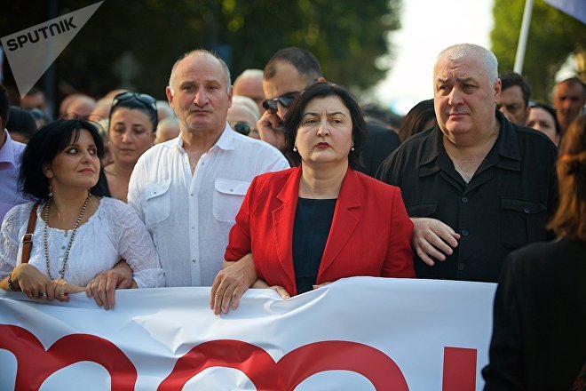 Лидеры Альянса патриотов Грузии возглавляют шествие своих сторонников в грузинской столице Лидеры Альянса патриотов Грузии возглавляют шествие своих сторонников в грузинской столице