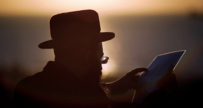 Еврейский верующий принимает участие в ритуале Ташлиха, недалеко от берега Средиземного моря, перед Йом-Киппуром, еврейским днем искупления, в Ашдоде, Израиль